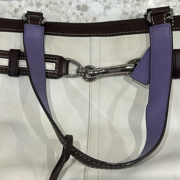 💜Beautiful Coach Shoulder Bag with zip top and side pockets💜 - Picture 4 of 9